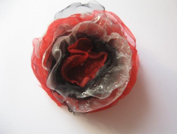 Vánoční věnec ze skořápek ořechů.