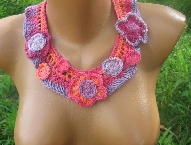 Náhrdelník Růžová romantika. náhrdelník šperky doplněk letní bavlna romantika šaty léto halenky trička romantický háčkovaný náhrdelník na krk bavlněná příze ozoba ozdobit krk ozdoba na krk pro romantiky jemné barvy jemné pastelové barvy letní doplněk 