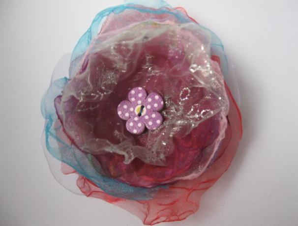 Brož organza Pestrovka pestrá. brož divadlo korálky tašky zábava šaty ozdoba léto modré organza brožka tyrkys šátky šály žluté zelinkavá letní šaty večírek denní nošení klopy batohy koncerty 