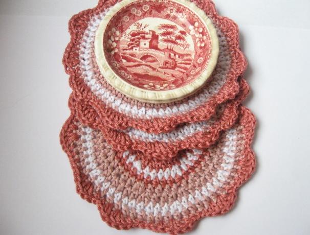 Babiččina starorůžová. domov dekorace růžová bílá stolování háčkování háčkované starorůžová podkafíčka háček podtácky bydlení bílorůžová dečky podšáky háčkovaná podkafíčka 