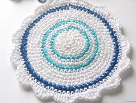 Modrobílá podkafíčka. domov byt stolování ozdoba podšálky porcelán podkafíčka háček podtácky obývák modrobílá bytové doplňky cibulák uháčkovat bílý orcelán modrobílý porcelán 