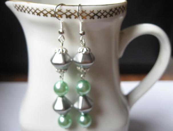 Vánoční věnec ze skořápek ořechů.