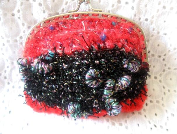 Vánoční věnec ze skořápek ořechů.