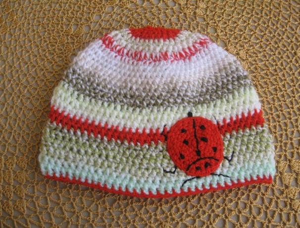 Čepička Beruna. červená zelená zima podzim háčkovaná čepička dívčí pruhovaná pestrá dětská veselá s aplikací s beruškou teplá čepička silnější příze teplo na hlavičku modní čepičky 