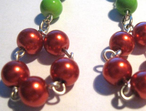 Vánoční věnec ze skořápek ořechů.