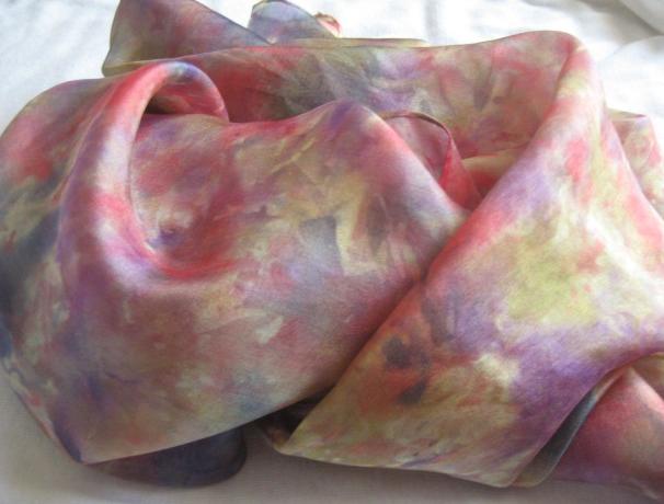 Letní fialy. styl šála jemná elegance hedvábí měkká handmade ručně malovaná ležérní hedvábná šála splývavá 100%hedvábí lehoučka modročernobílá 