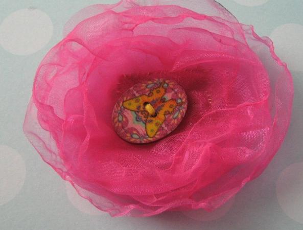 Brož organza Cyklámen. brož šperk ozdoba organza knoflík ozdobit večírek oslavy černozlatá brož z organzy zdobit večerní róba ozdobný knoflík 