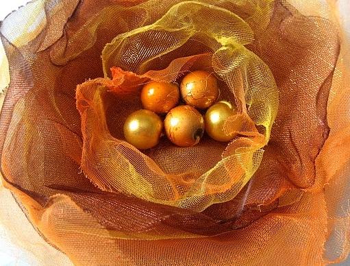 Brož z organzy Listopadka. brož šperk ozdoba organza knoflík ozdobit večírek oslavy černozlatá brož z organzy zdobit večerní róba ozdobný knoflík 