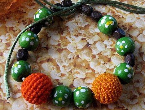 Náhrdelník Zelený pomeranč. náhrdelník zelená oranžová hnědá šňůrka návlek korálky dřevěné obháčkované korálky 