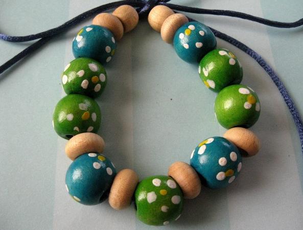 Vánoční věnec ze skořápek ořechů.