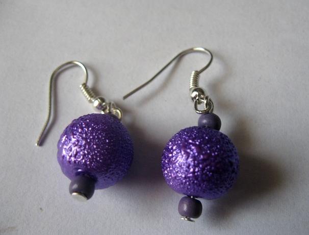 Fialový náramek a dvoje náušky.