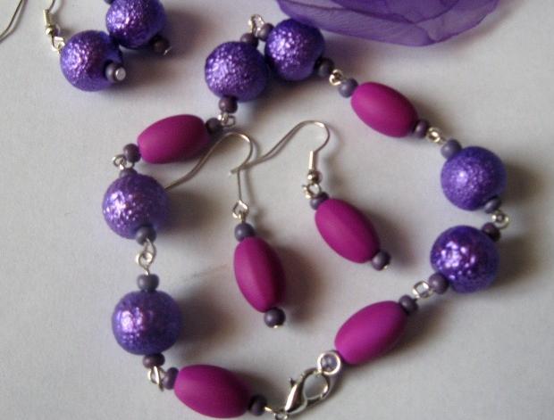 Vánoční věnec ze skořápek ořechů.