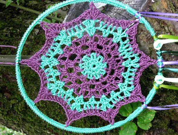 Vánoční věnec ze skořápek ořechů.