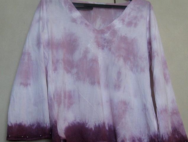 Vánoční věnec ze skořápek ořechů.