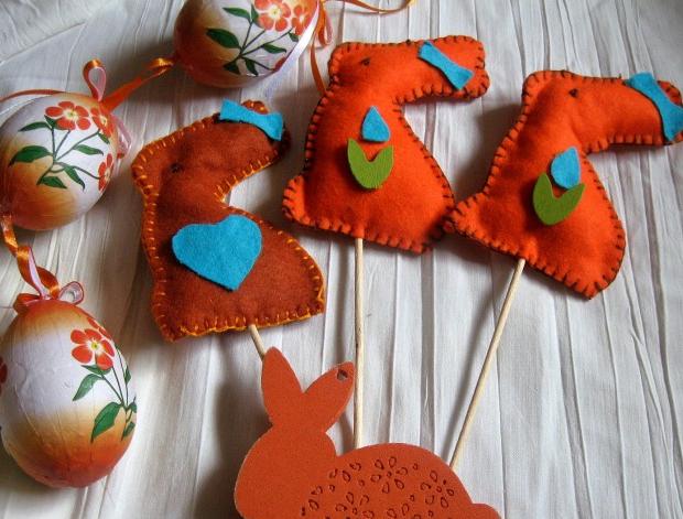 Vánoční věnec ze skořápek ořechů.