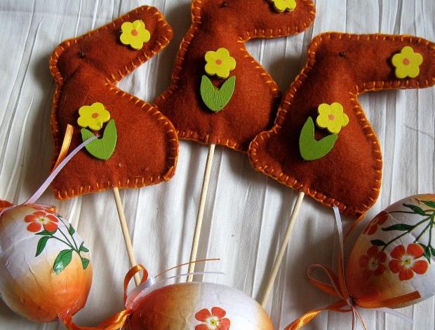 Vánoční věnec ze skořápek ořechů.