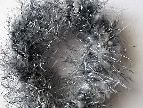 Gumička na ruku Tmavě šedá. pružná extravagantní gumička novinka na ruku efektní příze 