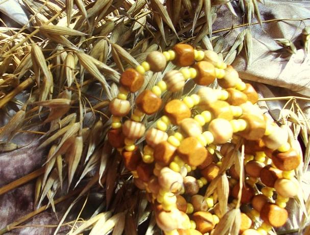 Vánoční věnec ze skořápek ořechů.