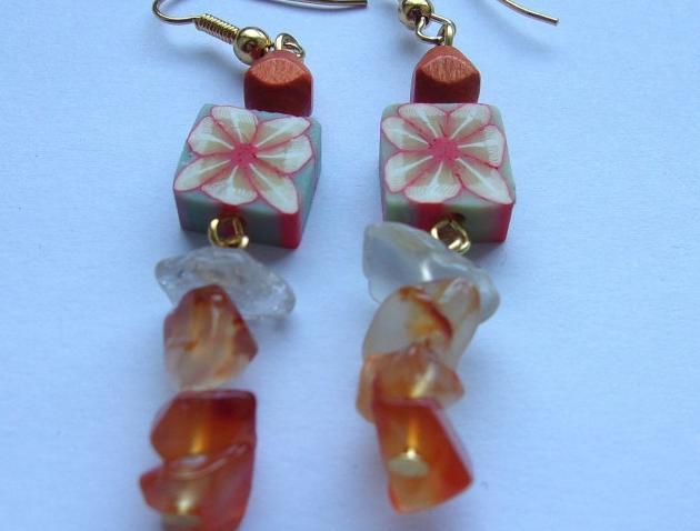 Vánoční věnec ze skořápek ořechů.