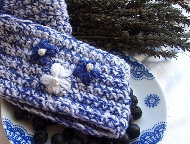 Vánoční věnec ze skořápek ořechů.