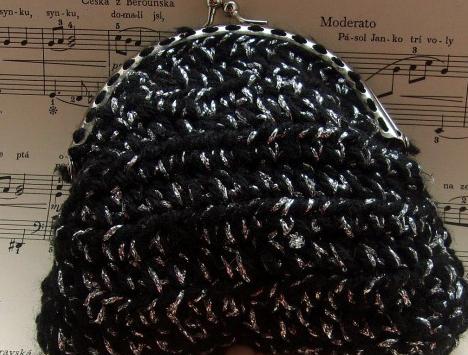 Vánoční věnec ze skořápek ořechů.