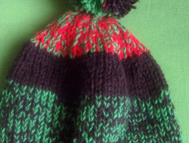 Čapka pletená s bambulí.