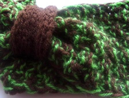 čelenka pletená se vzorečem.