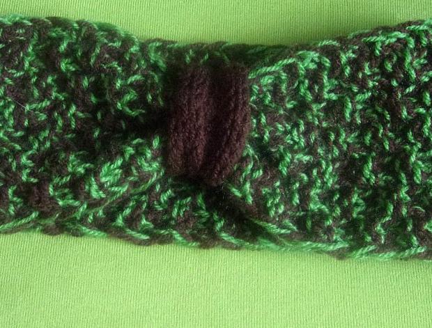 Vánoční věnec ze skořápek ořechů.