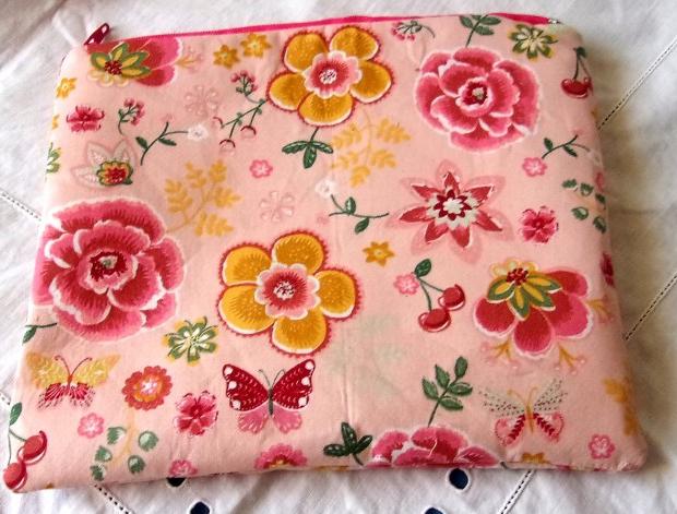 Kapsička šitá Lososový květ. květovaná šitá kapsička vyztužená 