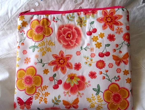 Vánoční věnec ze skořápek ořechů.