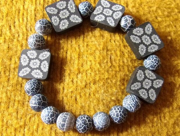 Vánoční věnec ze skořápek ořechů.