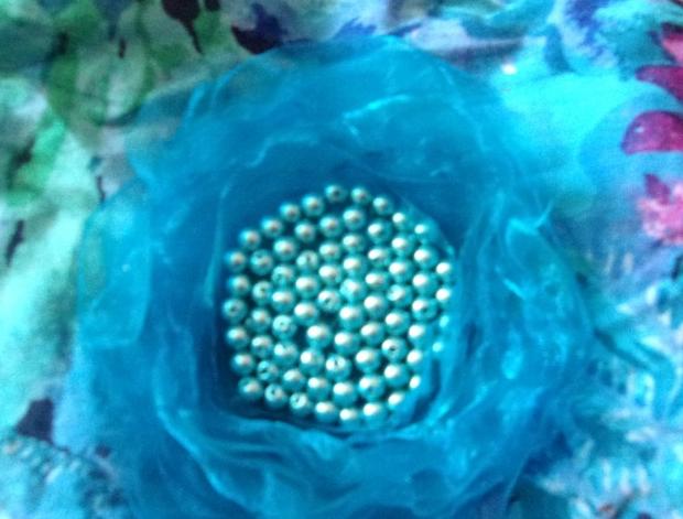 Vánoční věnec ze skořápek ořechů.