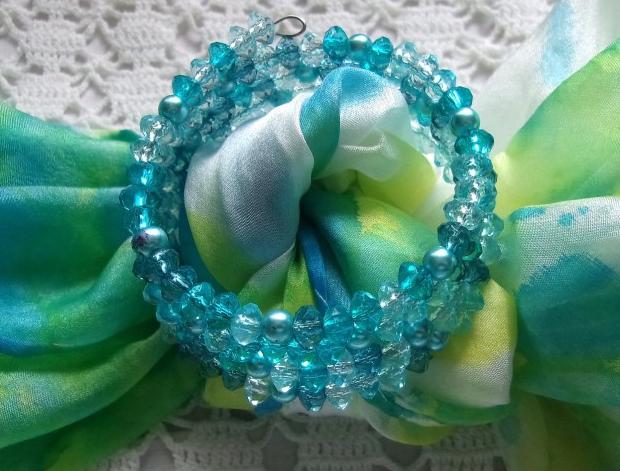 Vánoční věnec ze skořápek ořechů.