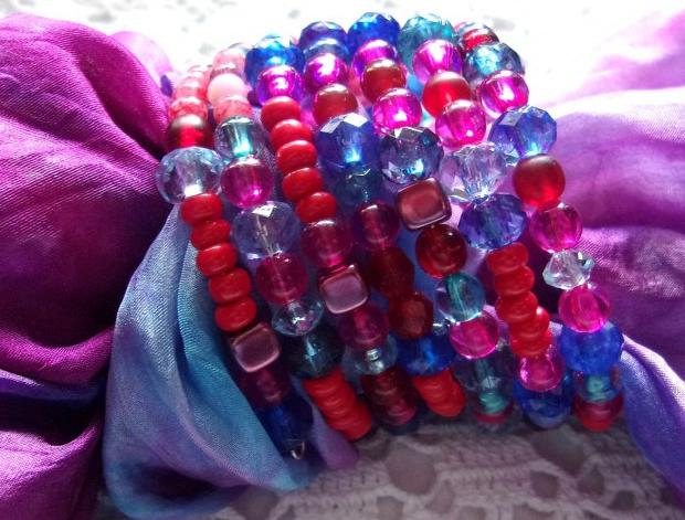 Vánoční věnec ze skořápek ořechů.