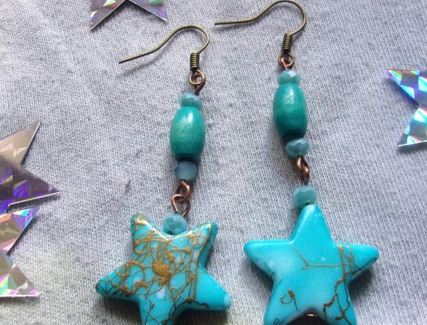 Náunice Tyrkysové hvězdičky. ketlované visací náušnice slušivé 