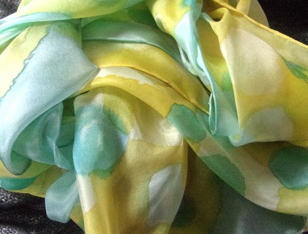 Hedvábná šála, sluneční svit.