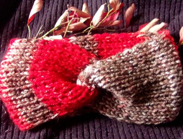 Čelenka pletená, překřížená. červená hnědá pestrá čelenka béžová měkoučká vzorovacá příze lehká příze 