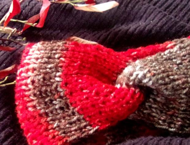 Čelenka pletená, překřížená.