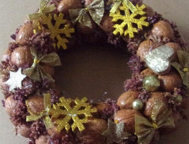 Vánoční věnec ze skořápek ořechů. vánoce vánoční věnec advent skořápky vlašské ořechy zlaté doploňky 