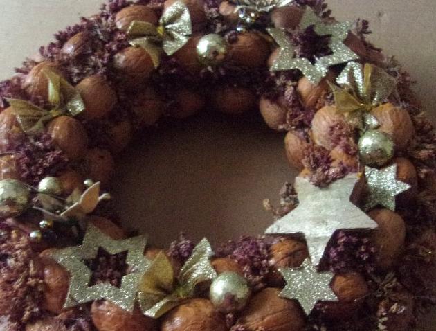 Vánoční věnec ze skořápek větší. vánoce vánoční věnec advent skořápky vlašské ořechy zlaté doploňky 