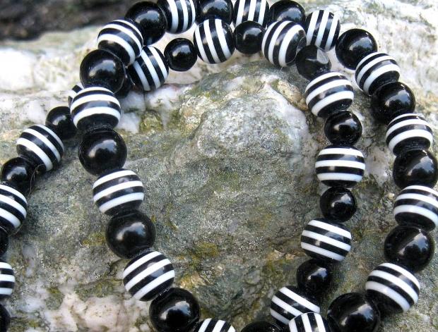 Vánoční věnec ze skořápek ořechů.