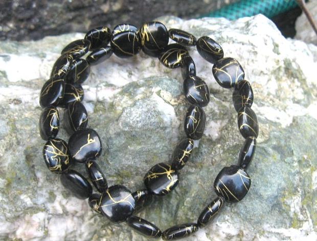 Vánoční věnec ze skořápek ořechů.