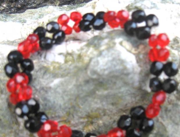 Vánoční věnec ze skořápek ořechů.