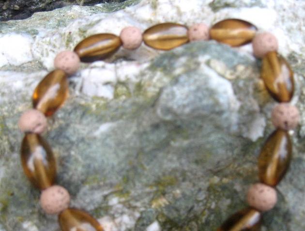 Náramek Hnědý s rudrakšou. náramek žlutý korálky skleněné 